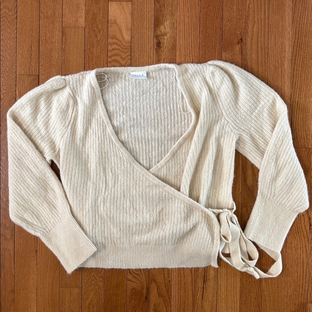 VILA Wrap Top Size Medium Sweater off white